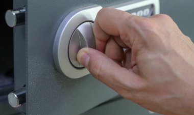 Аферисты развели школьника и получили два сейфа с брендовыми украшениями