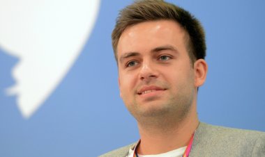 Бросивший в снег младенца блогер прокомментировал свой заочный арест