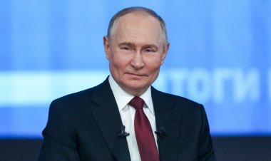 Путин обнял Собчак при уходе с концерта памяти ее отца