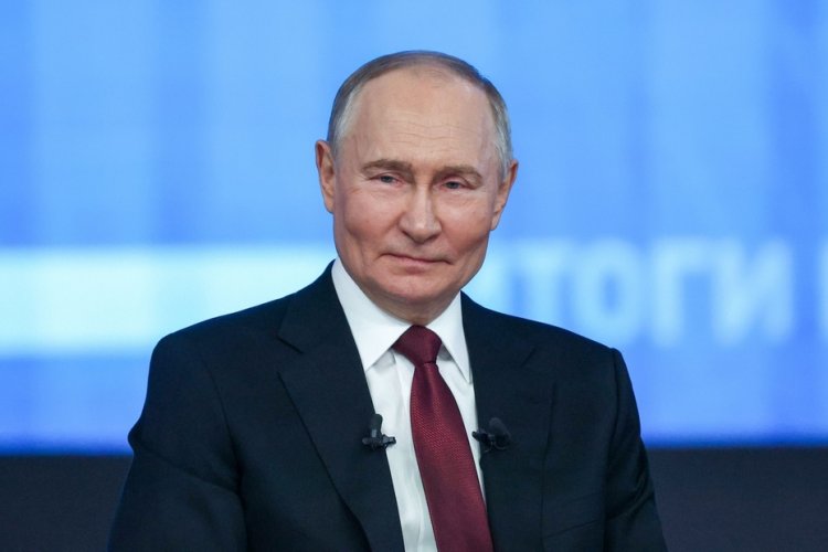 Путин обнял Собчак при уходе с концерта памяти ее отца