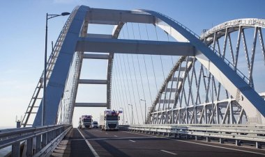 Автомобили временно не могут передвигаться по Крымскому мосту