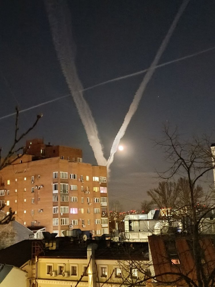 Странный знак появился в небе над Москвой